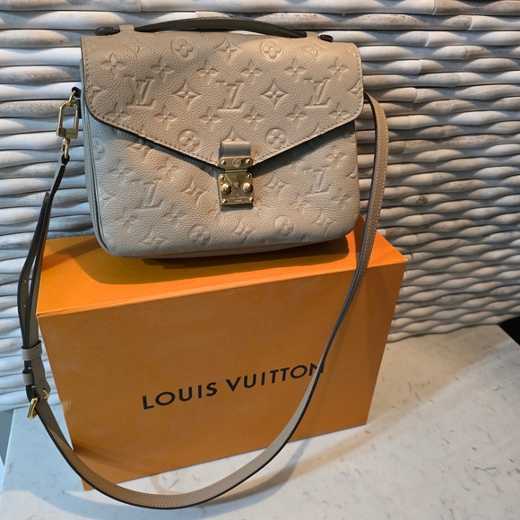 Louis Vuitton Pochette Metis Crossbody Bag - Picture 7 of 16